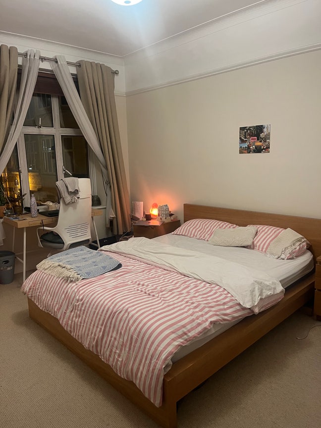 Room available in Ealing Broadway  Main Photo