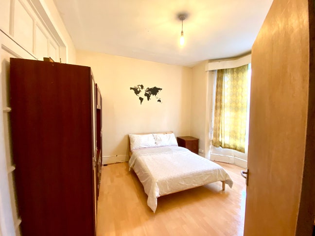 Lovely Room! Next to Leyton Station! All Bill Incl Main Photo