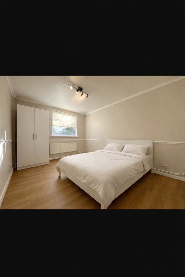 Large double room for single person  Main Photo