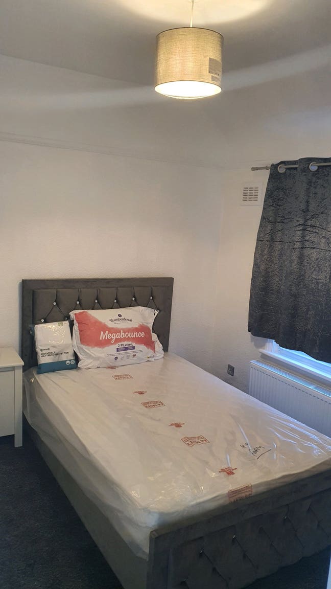 Double Bedrooms Available in 3 Bedroom House Main Photo