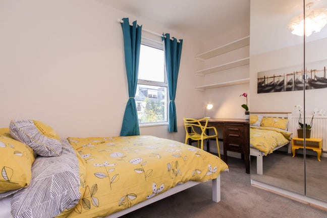 Excellent location, double, all bills included! Main Photo