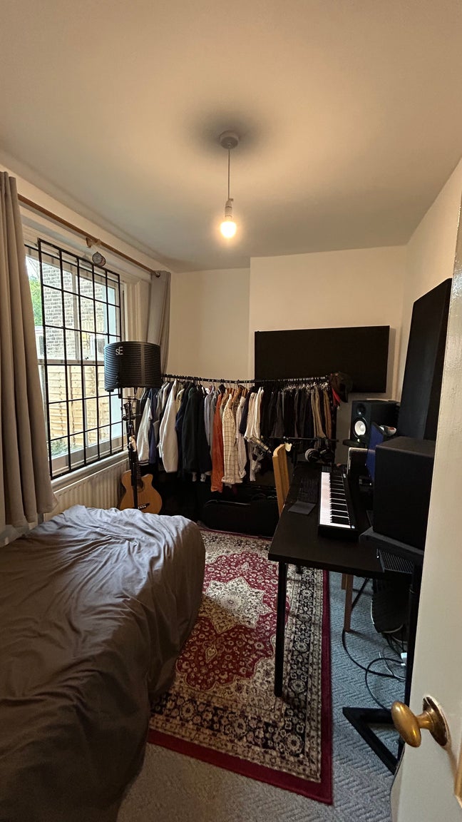 Room available on Askew Road W12 Main Photo