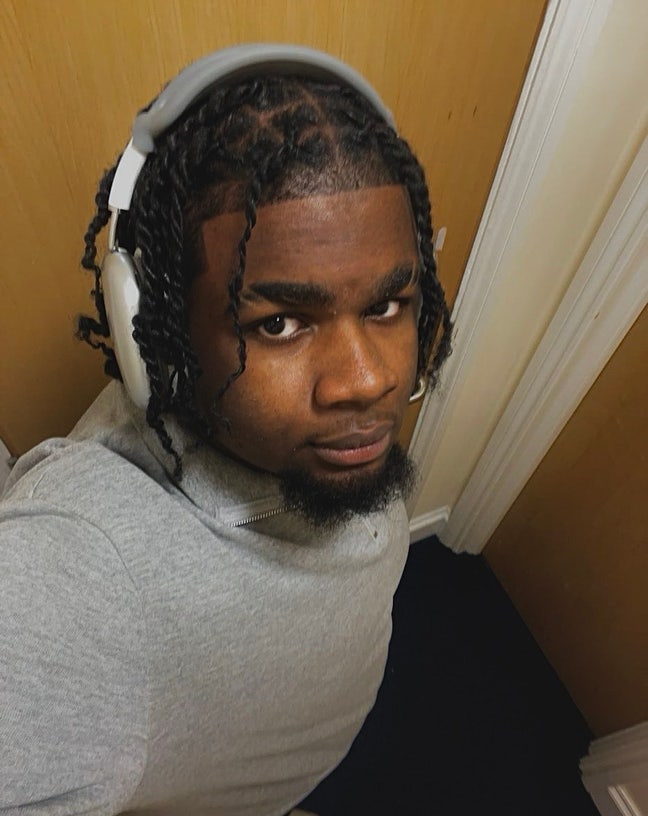 Hi am 20 years old turning 21 in July. Lookin... Main Photo