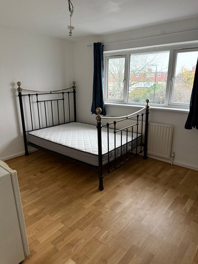 Double bedroom available  Main Photo