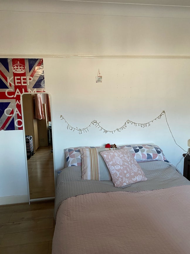 Large double room with bay window in SW19 Main Photo