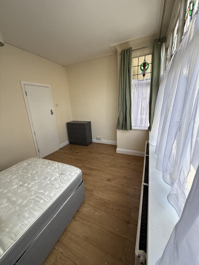 Large ground floor double Main Photo