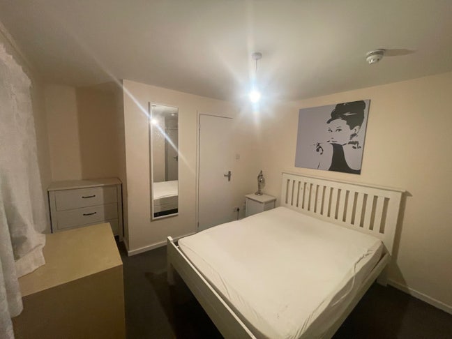 Large Double Ensuite Bedroom in Shared House Main Photo
