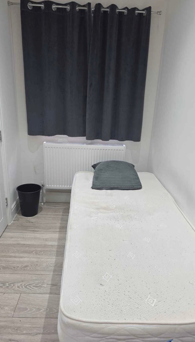 Private single room in shared house Main Photo