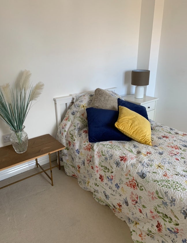 Large single room/ private bathroom/ parking Main Photo