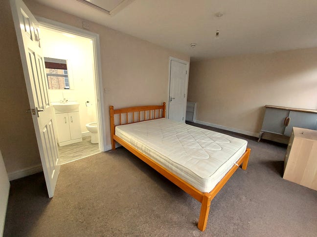 Lovely en-suite furnished double room town centre Main Photo