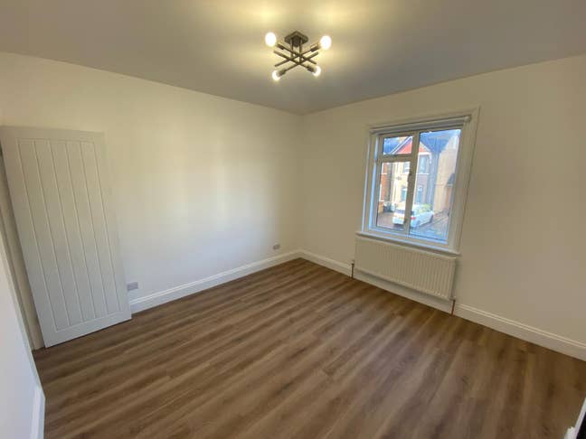 Brand new refurbished Double room close to Epsom Main Photo