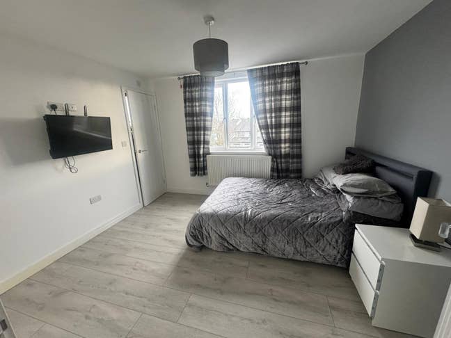 Spacious Top-Floor En-Suite Double Main Photo