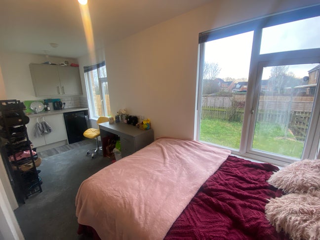 🛏️ Studio Room Available from 13/03  - PE2  Main Photo