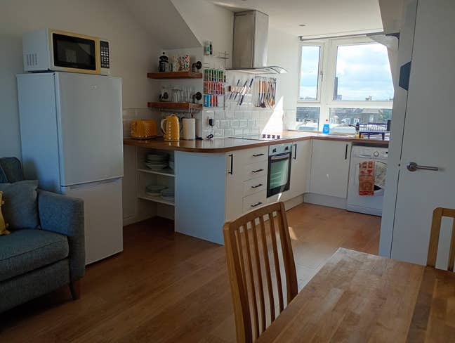 Bright double room in 2 bed flat for student Main Photo