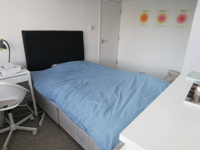 Bright spacious double room facing the garden  Main Photo