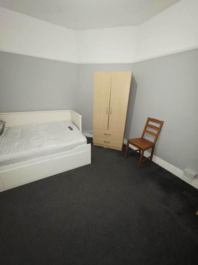 Spacious room to rent in Ilford, IG6 Main Photo