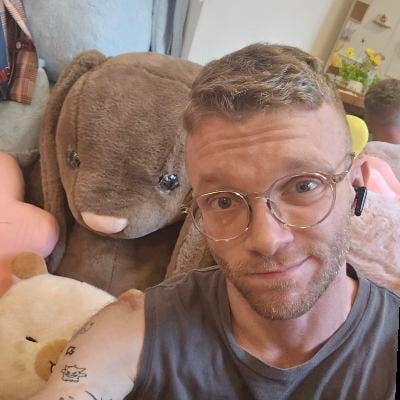 Queer creative looking for a friendly flat share Main Photo