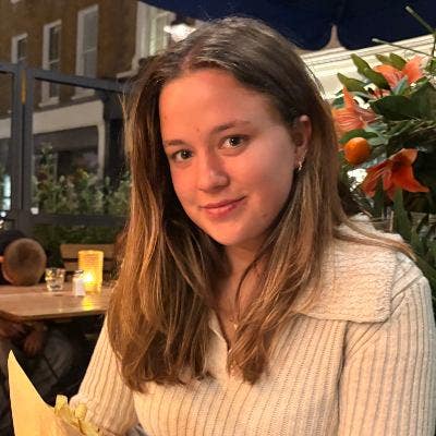 Professional Female seeks a double room Main Photo