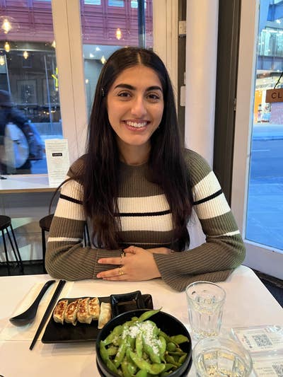 22 year old professional seeks double room   Main Photo