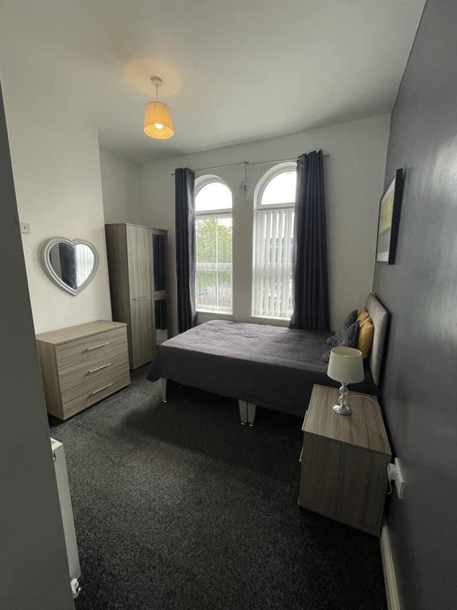 Opposite Retail Park/2 min to Town/En-suite/Lounge Main Photo