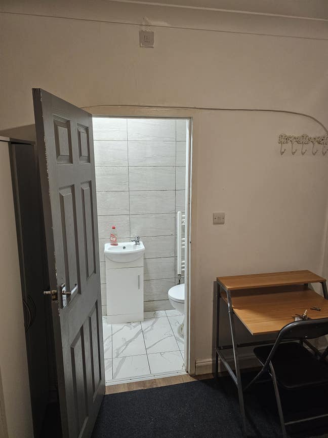 Fully furnished one room ensuite located in St Jam Main Photo