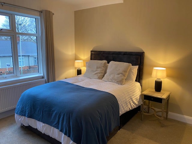 Room in professional household  Main Photo