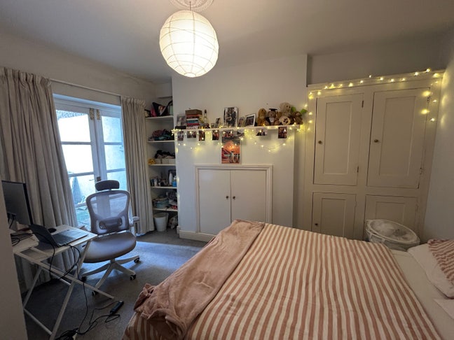 Double room West Kensington flat share  Main Photo