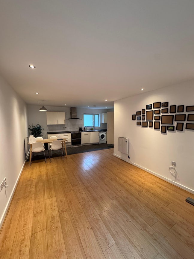 Lovely double bedroom in a flat close to station  Main Photo