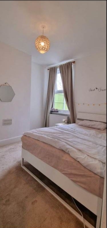 👑Large King Size Bedroom in RM6 Female prefered✨ Main Photo