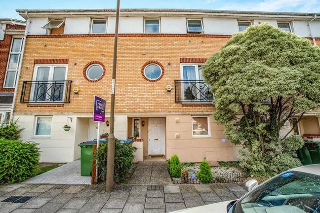 Affordable double room | Professionals | SE28 Main Photo