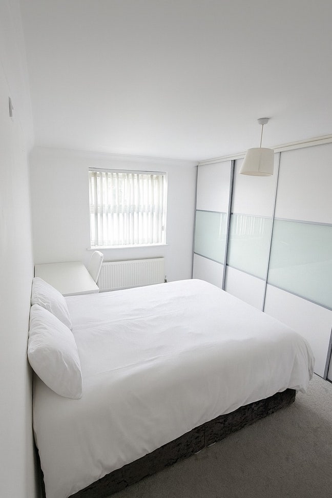 Spacious Double Bedroom with Sole-Use Bathroom Main Photo