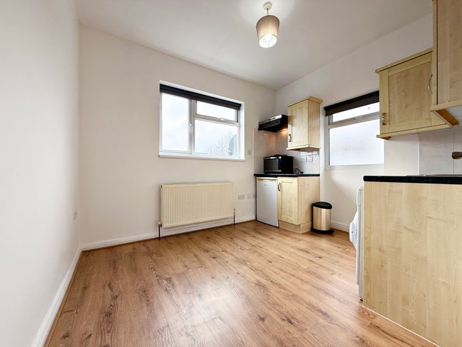 Studio Flat 1 Minute Walk to Iver Station Main Photo