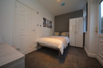 Viewings Now Available-Furnished Ensuite Room Main Photo