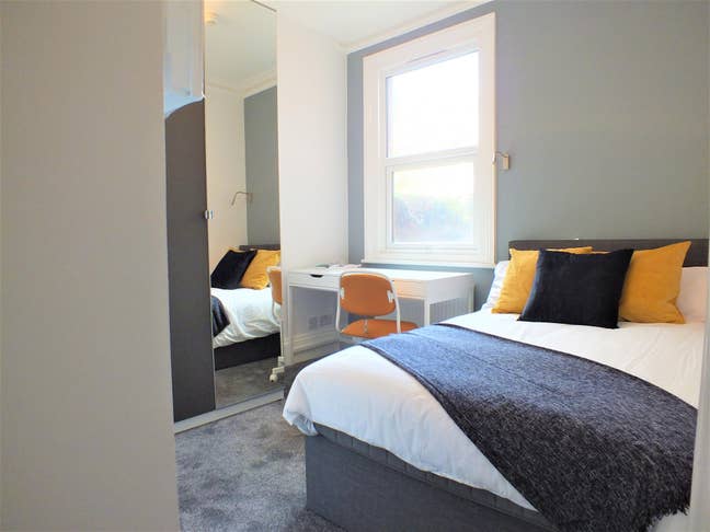 Central Location - En-Suite Room  Main Photo