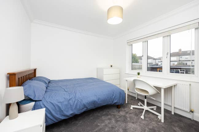Lovely Rooms in Seven Kings | Bills Inc. & Parking Main Photo