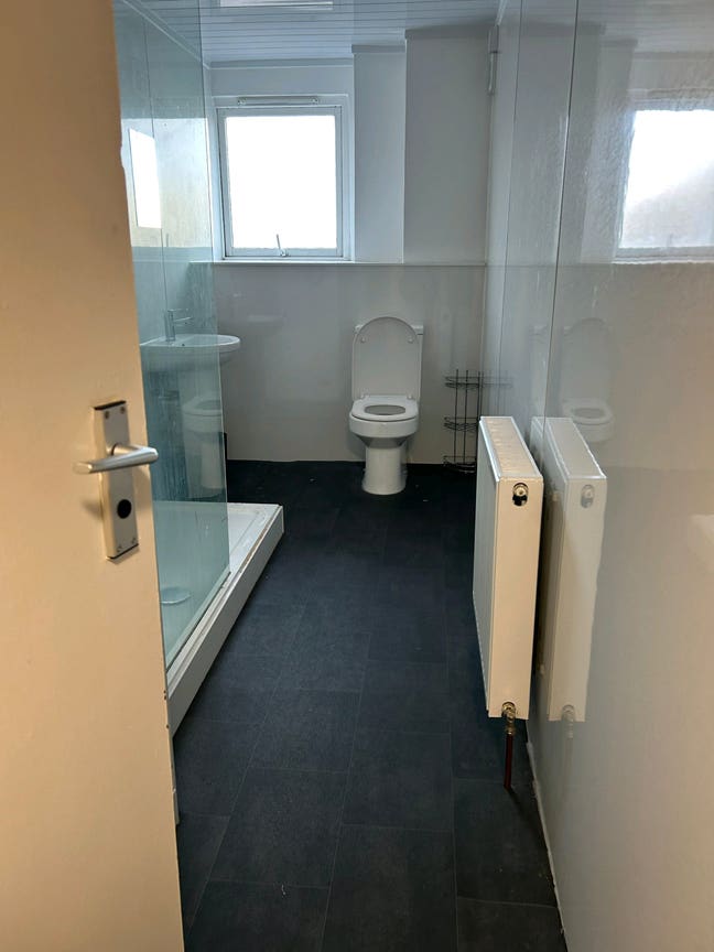 Double Bedroom Available in 4-Bedroom Flat  Main Photo