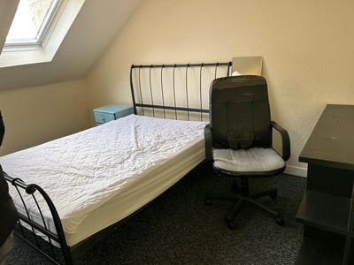 One Bedroom Available in 4-Bedroom Flat  Main Photo