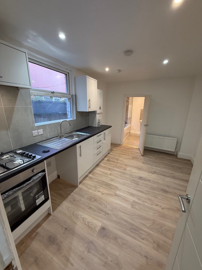 Newly refurbished flat with  garden Main Photo