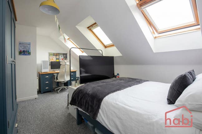 5 bedrooms available now with bills included! Main Photo