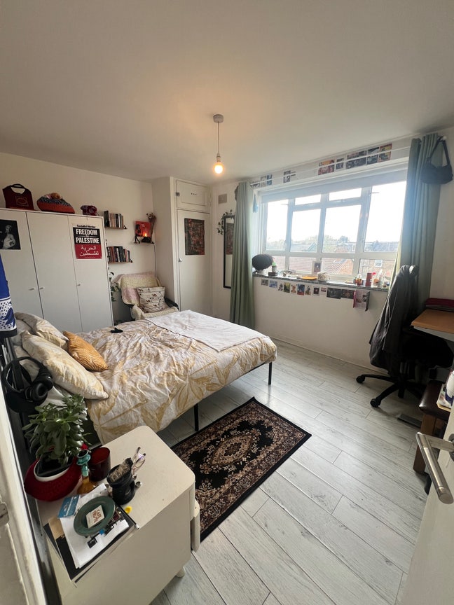 Lovely light & airy double room in 3 bed flat  Main Photo