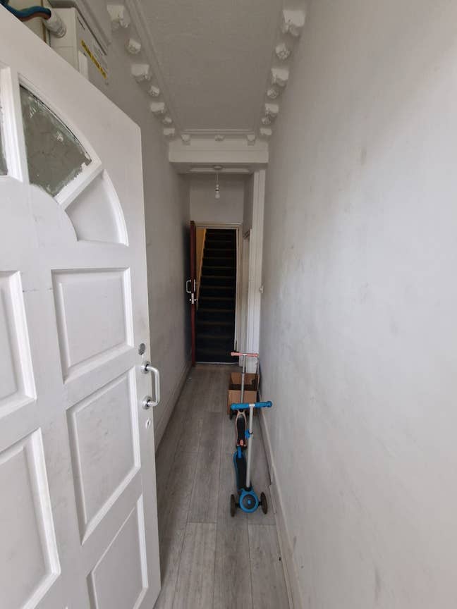 Fully Furnished Room Available in E13 Main Photo