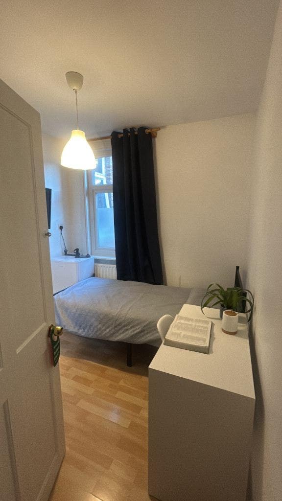 🏡 Large Single Room – Female Preferred – NW2 Main Photo