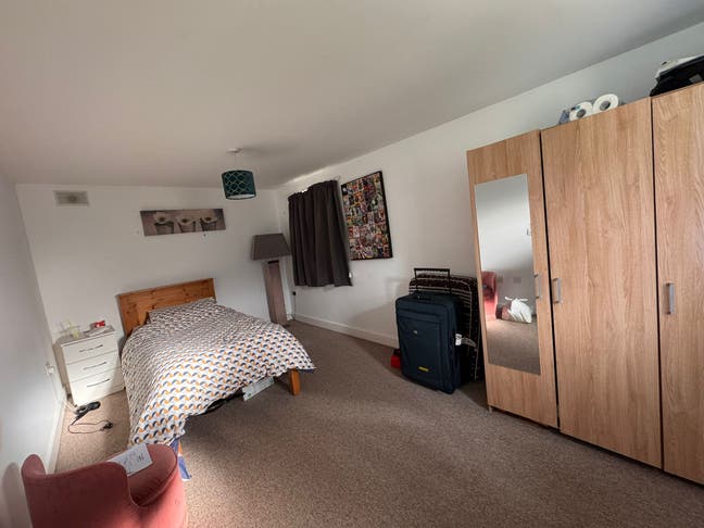 Double Bedroom in Professional House Share – High  Main Photo