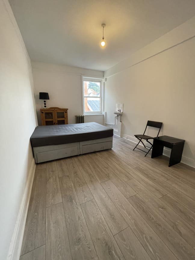 All bills included refurbished room  Main Photo