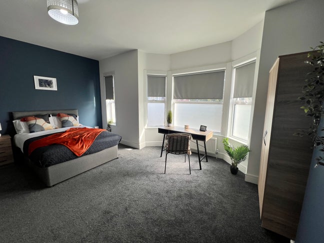 Immaculate double en-suite room available 1 March. Main Photo