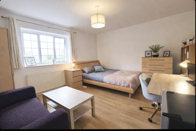 Huge Double in a social house w. lounge & Garden🔥 Main Photo