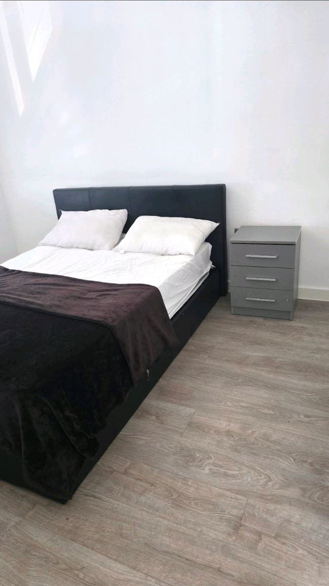 Large Double En-suite Room Main Photo