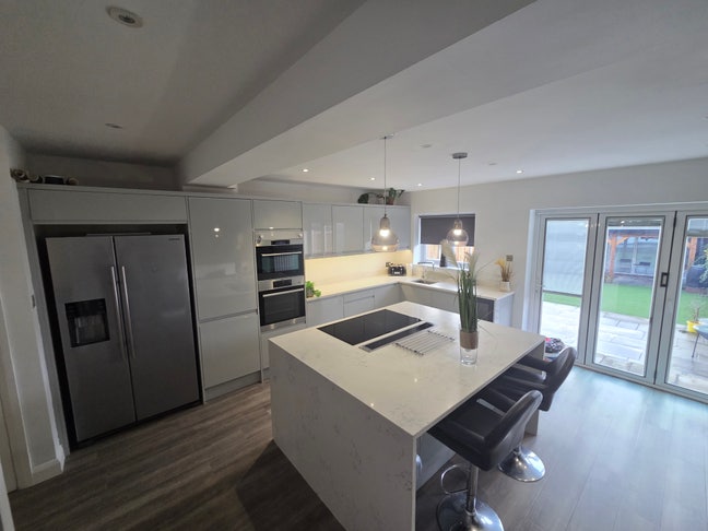 Beautifully presented modern house in Ruislip Main Photo