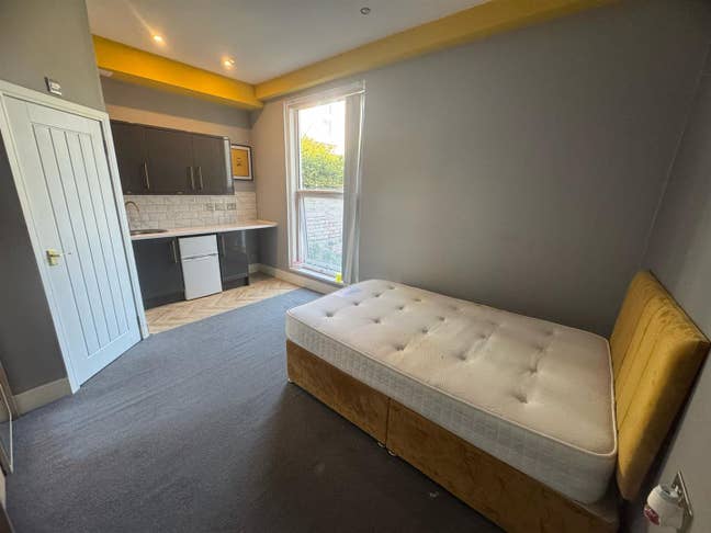 En Suite Room with Kitchenette in Boston Main Photo