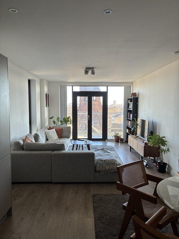 Bright Double Room, Dalston – Gym and Balcony Main Photo